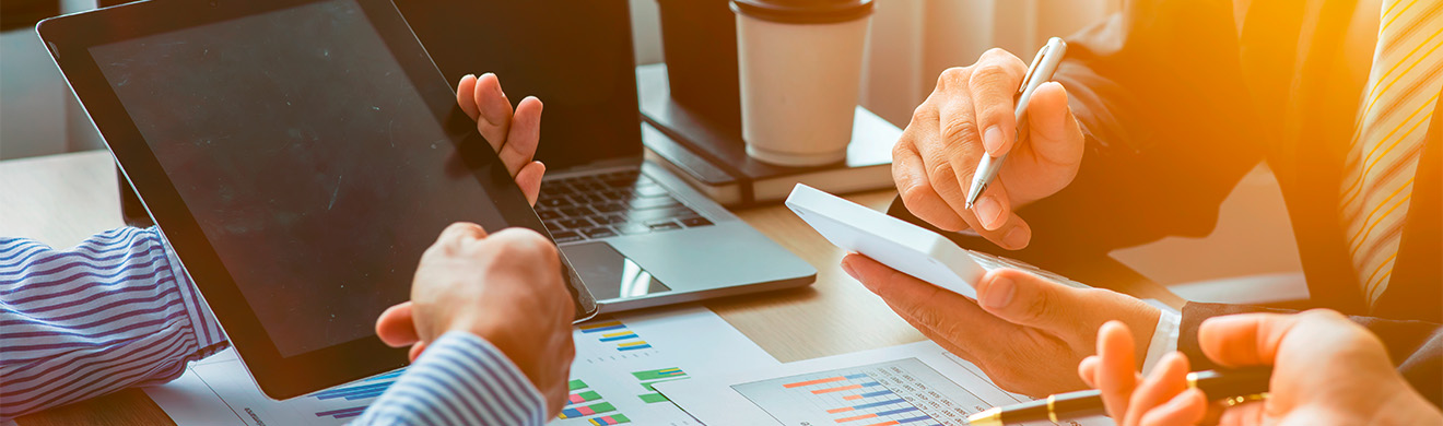 Team aus Geschäftsleuten bespricht gemeinsam Finanzunterlagen und Diagramme im Büro für betriebliche Steuerberatung in Blankenheim.