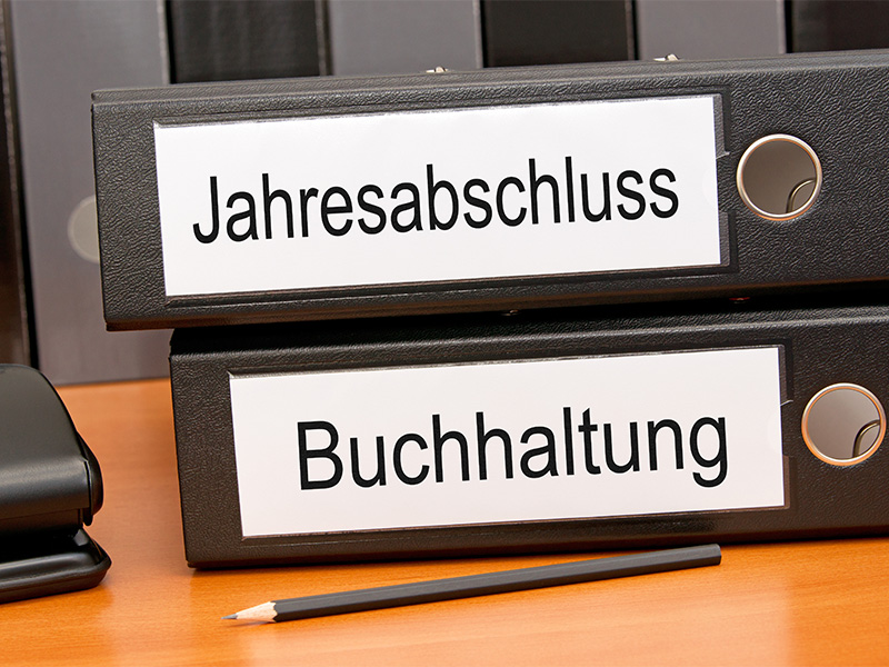 Unterlagen zur Buchhaltung und zum Jahresabschluss mit Taschenrechner für eine strukturierte Finanzverwaltung in Blankenheim.