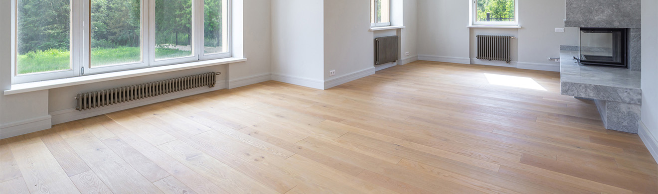 Helles Wohnzimmer mit großen Fenstern, natürlichem Licht und modernen Holz-Bodenbelägen im Kreis Ahrweiler für stilvolle Räume.