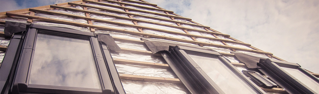 Neue Fenster an einem Wohngebäude als Maßnahme, um das Dach energetisch zu sanieren und die Energieeffizienz des Hauses zu verbessern.