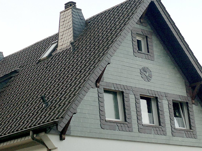 Energetisch sanierter Altbau mit neu gedämmtem Ziegeldach für verbesserten Wärmeschutz und höhere Energieeffizienz.