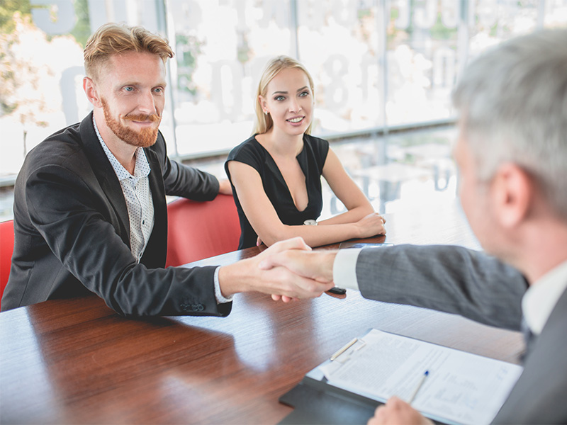 Beratungsgespräch zwischen Paar und Energieberater im Büro, symbolisiert professionelle Energieberatung im Kreis Ahrweiler