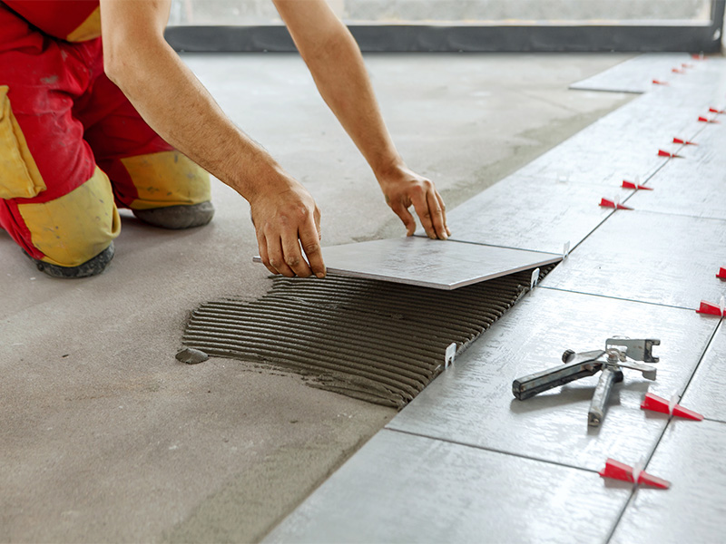 Fliesenleger im Kreis Ahrweiler setzt keramische Bodenfliese - professionelle Verlegung vor Ort.