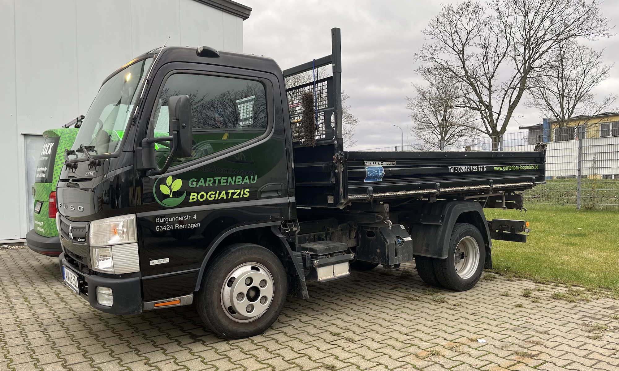 Fahrzeug von Gartenbau Bogiatzis aus Remagen für Arbeiten im Garten- und Landschaftsbau