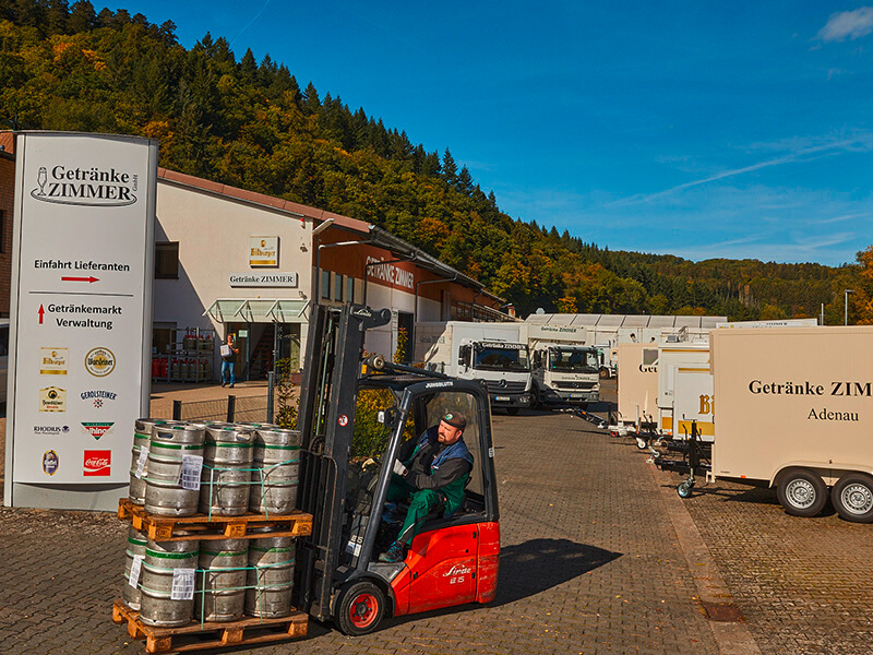 Firmengelände der Getränke Zimmer GmbH mit Bierfässern auf Gabelstapler und Lieferfahrzeugen im Kreis Ahrweiler.
