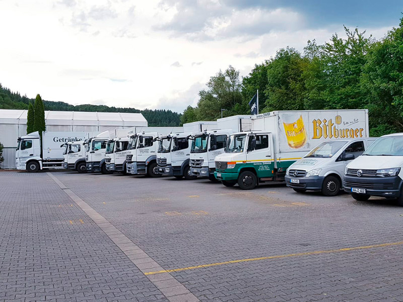 Firmengelände der Getränke Zimmer GmbH mit mehreren weißen Lieferfahrzeugen für Getränkeservice im Kreis Ahrweiler.