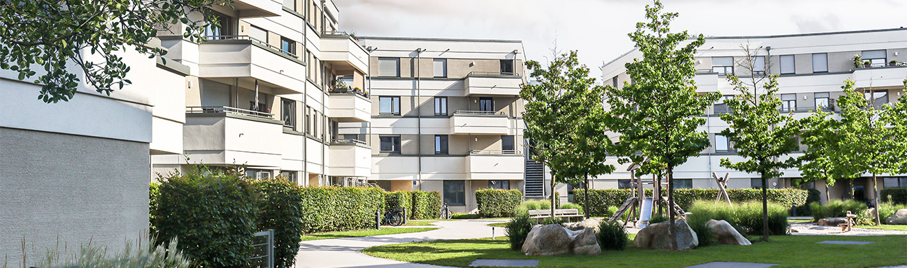 Moderne Wohngebäude mit begrünten Außenanlagen und nachhaltiger Architektur als Beispiel für zeitgemäße Hausverwaltung in Remagen.