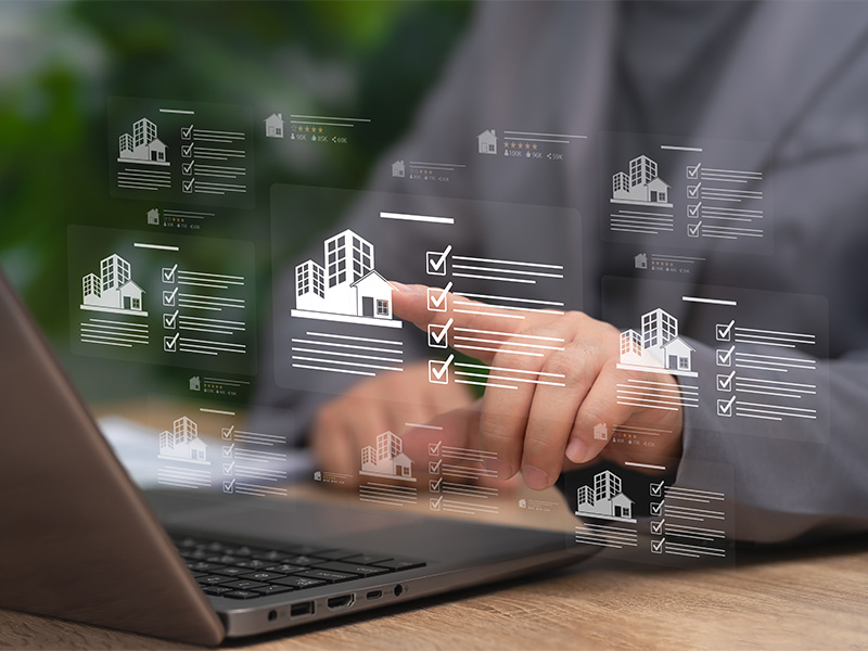 Fachmann verwaltet Immobilien digital am Laptop und prüft Aufgaben der WEG-Verwaltung für eine strukturierte Eigentümergemeinschaft.