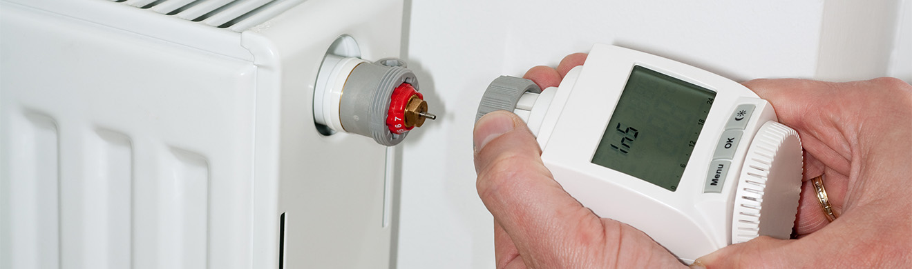 Heizungsthermostat mit Display und Bedienknöpfen beim Austausch an einem Heizkörper für den Heizungstausch in Brohltal.