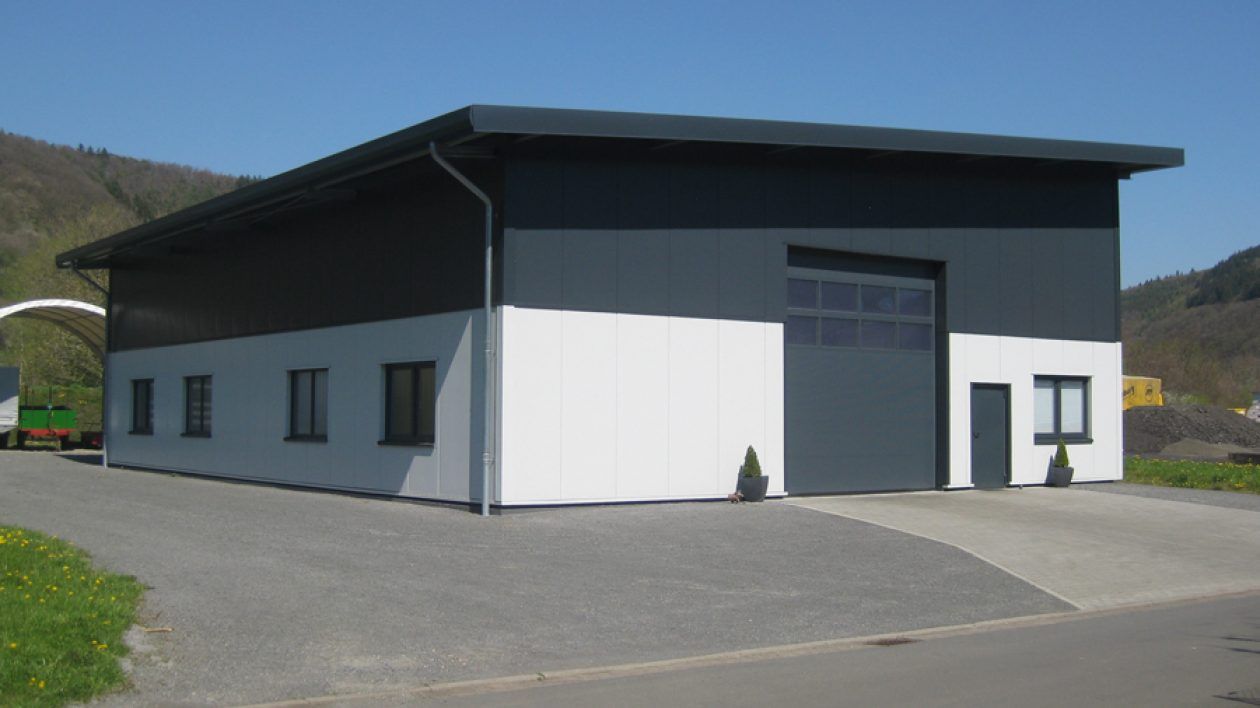 Eine moderne Firmenhalle im Gewerbe  und Industriebau im Kreis Ahrweiler – Stahlkonstruktion, großzügige lichte Halle, repräsentativ für Maurer- und Hochbauarbeiten.
