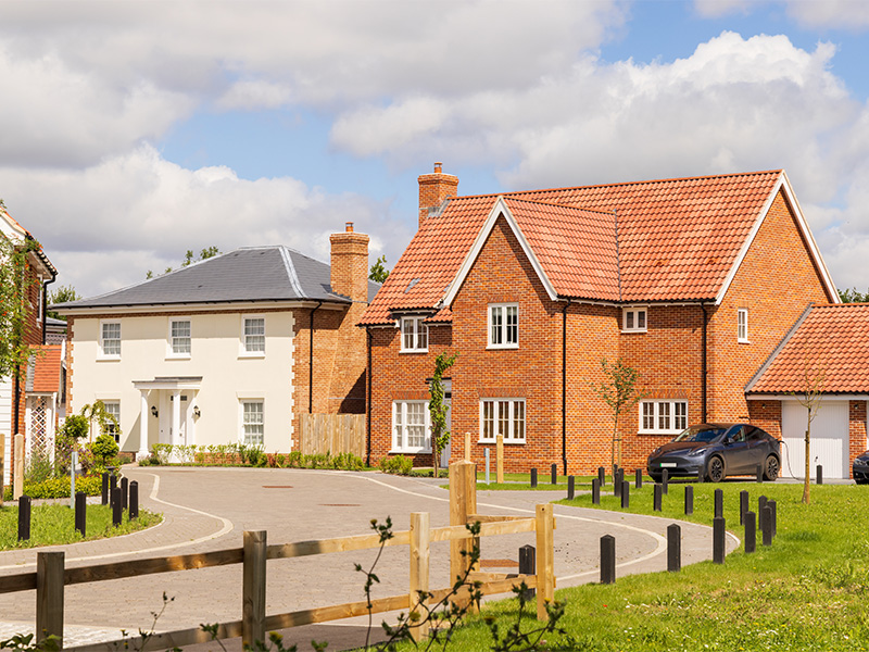 Zwei moderne Einfamilienhäuser an ruhiger Straße im Kreis Ahrweiler mit Blick auf hochwertigen Hochbau und ansprechender Fassadengestaltung