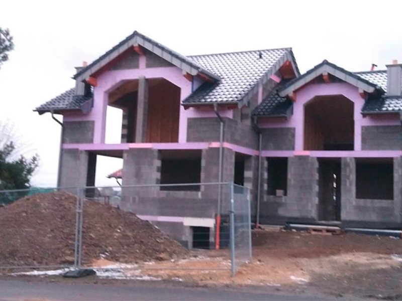 Moderner Wohnhaus Hochbau im Kreis Ahrweiler während Erstellungsphase mit rotem Ziegelmauerwerk und Betondecke.