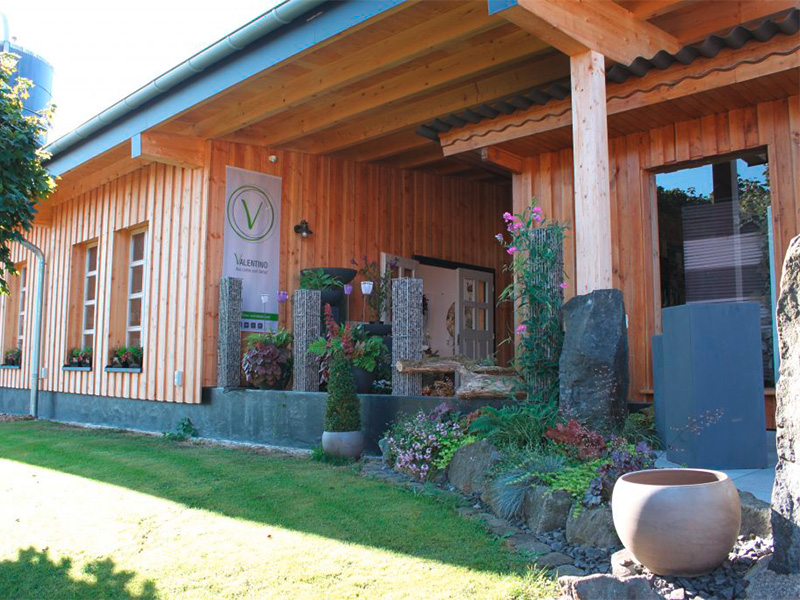 Modernes Einfamilienhaus mit Fassade aus Holz – Fassade aus Holz im Kreis Ahrweiler stilvoll umgesetzt.