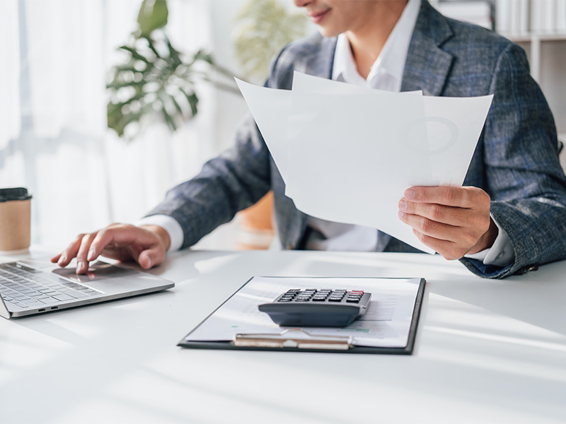 Sachverständiger analysiert Immobilienunterlagen im Büro – Symbol für professionelle Wertermittlung von Immobilien