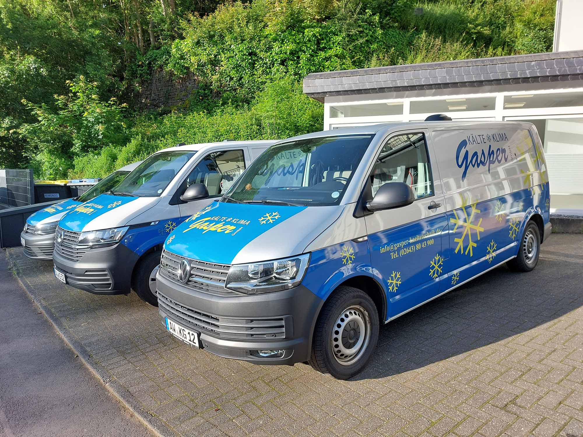 Silber-blaues Firmenfahrzeug mit Schriftzug „Gasper Kältetechnik“, bereit für Einsätze in Kälte- und Klimatechnik im Kreis Ahrweiler.