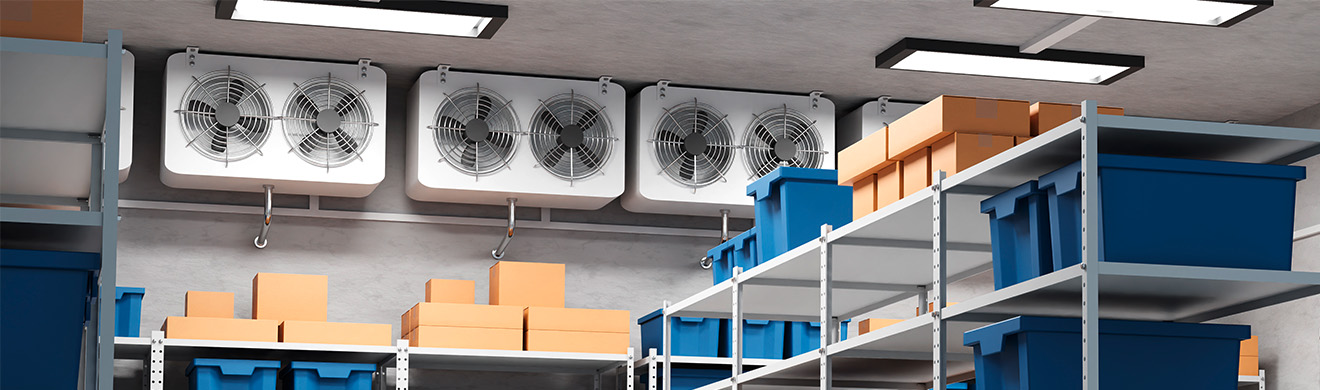 Kühlraum mit Metallregalen mit Waren in Kartons – moderne Kühltechnik Ahrweiler zur Lebensmittelindustrie.