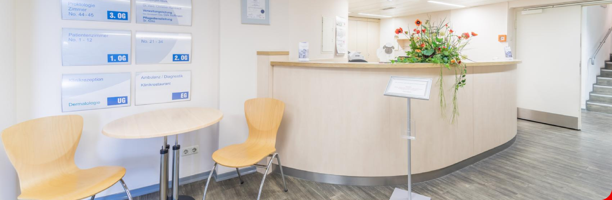 Moderner Empfangsbereich der MVZ VENEN-CLINIC GmbH in Bad Neuenahr-Ahrweiler mit heller, freundlicher Gestaltung.