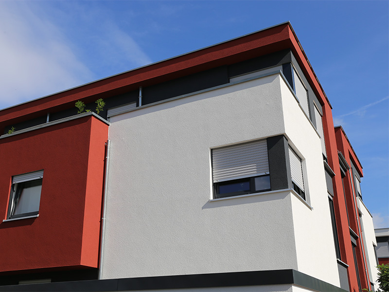Wohnhaus mit neu gestrichener Fassade, Fenstern und Jalousien als Beispiel für Malerarbeiten im Brohltal