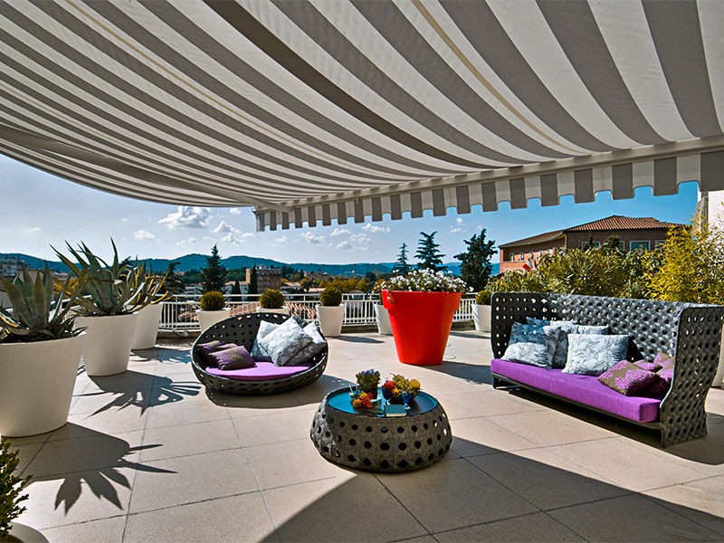 Gemütliche Terrasse mit Terrassenmarkise als Sonnenschutz für angenehme Stunden im Außenbereich.