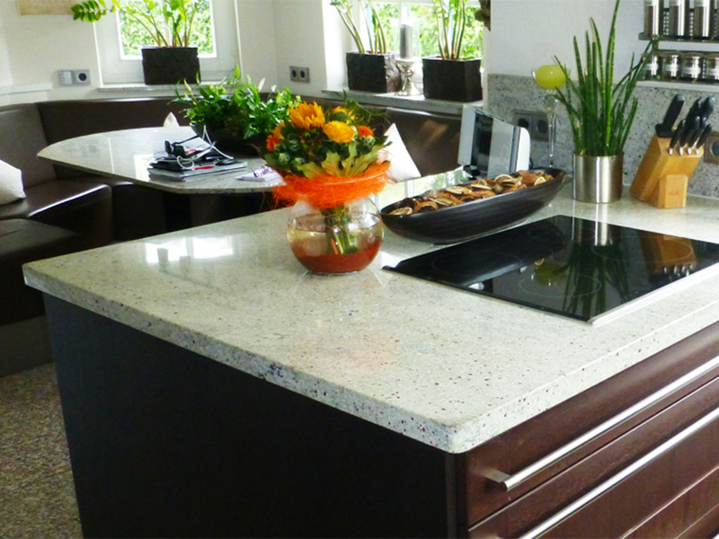 Passgenau gefertigte Küchenarbeitsplatte aus hochwertigem Naturstein mit individueller Maserung und eleganter, langlebiger Oberfläche für eine moderne Küche.