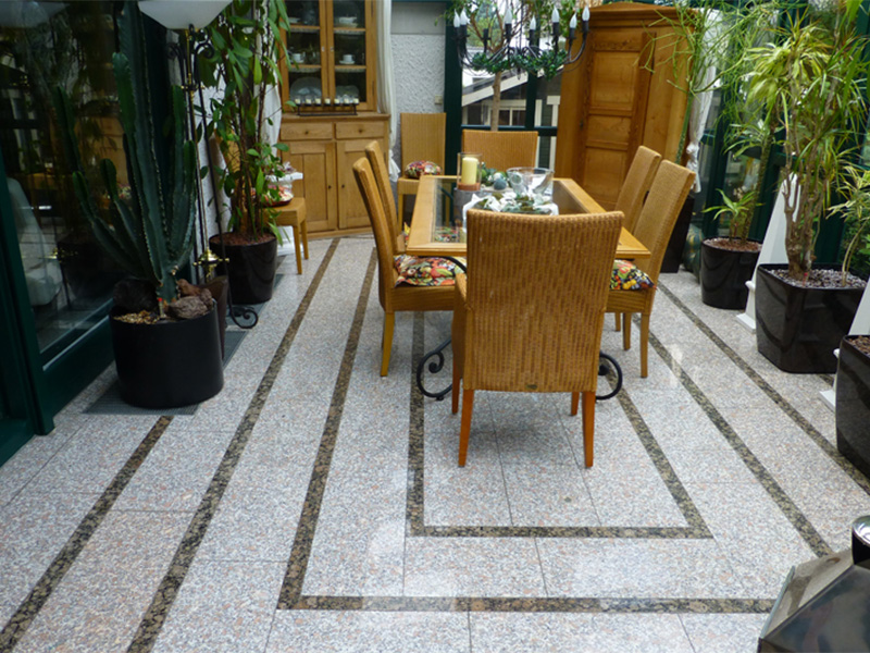 Hochwertiger Natursteinbodenbelag im Wintergarten von Natursteine Diwo in Remagen mit eleganter, zeitloser Optik und natürlicher Oberflächenstruktur.
