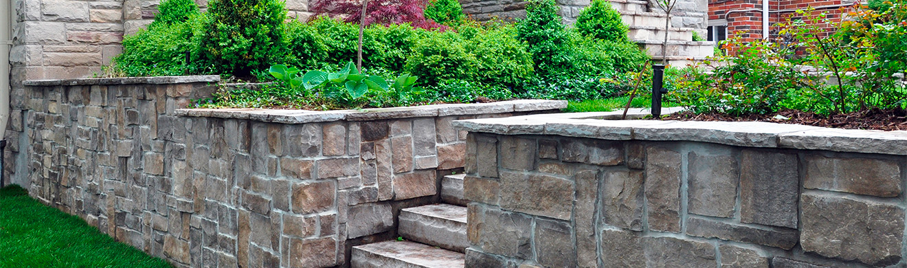 Natursteine kaufen in Remagen f&uuml;r Gartenwege, Treppen und Natursteinmauern mit harmonisch gestalteter Bepflanzung.