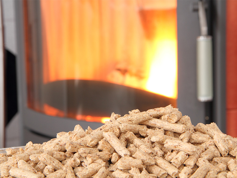 Roter Pelletofen mit sichtbaren Holzpellets als moderne Heizlösung zum Pelletofen kaufen Ahrweiler