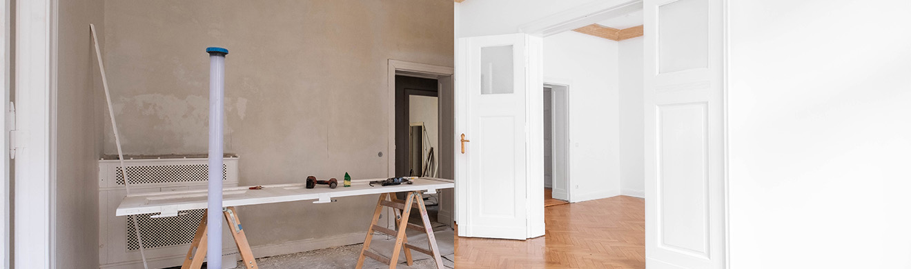 Vorher-nachher Ansicht einer renovierten Innenwand mit frischen Putzarbeiten, zeigt glatte Oberfläche nach erfolgreicher Sanierung im Wohnraum.