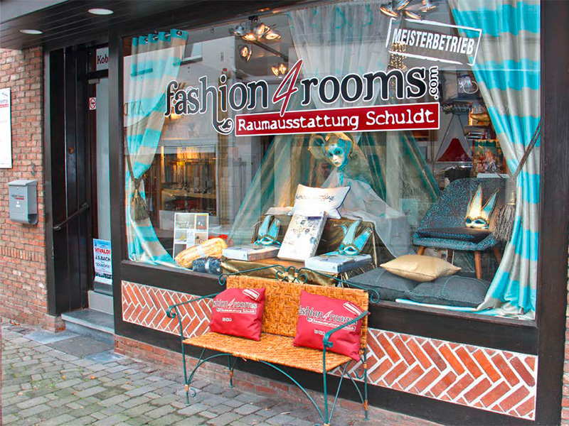 Außenansicht von fashion4rooms in Sinzig mit modernem Schaufenster und einladendem Eingang des Raumausstatters.