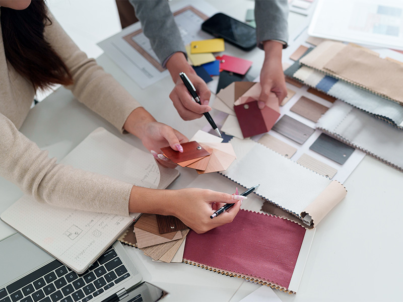 Innenraum Designberatung mit Stoff  und Materialauswahl für moderne Raumgestaltung in Sinzig durch erfahrene Fachleute.