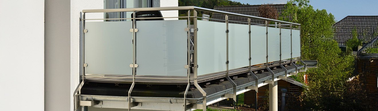 Modernes Balkongeländer aus Edelstahl mit schlichten Metallstreben und glänzender Oberfläche für eine zeitgemäße Balkongestaltung