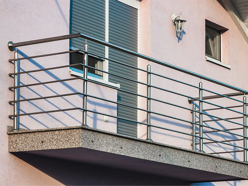 Stahlbalkon im Brohltal mit modernem Edelstahlgeländer, glänzenden Metallstreben und zeitgemäßer Gestaltung für Balkone an Wohngebäuden