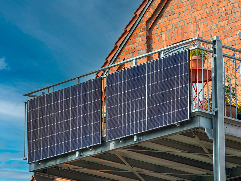 Vorstellbalkon im Brohltal mit integrierten Solarmodulen zur Nutzung von Sonnenenergie an einem Wohngebäude