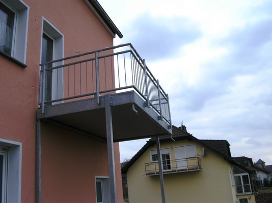 Kundenprojekt von Stahl- & Metallbau Ralph Groß in Niederzissen: Vorstellbalkon als nachträglich ergänzte Balkonkonstruktion an einem Wohngebäude.