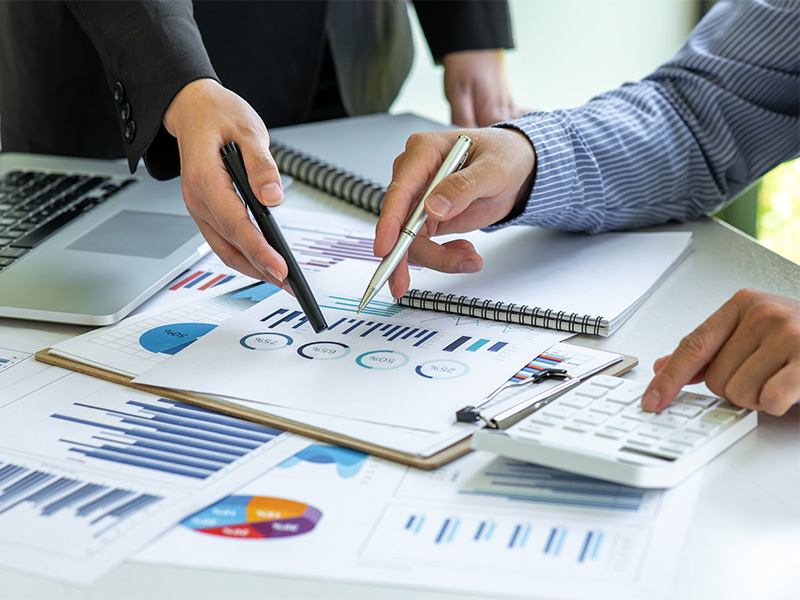 Steuerberater in Müsch besprechen gemeinsam Finanzdaten, Unternehmenszahlen und strategische Planungen für eine erfolgreiche betriebliche Entwicklung.