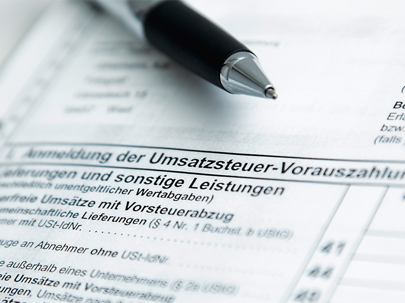 Steuererklärung mit Fokus auf Umsatzsteuer und steuerliche Unterlagen für eine strukturierte und korrekte Bearbeitung der Steuerpflicht.