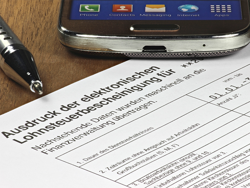 Ausdruck einer elektronischen Lohnsteuerbescheinigung liegt auf einem Schreibtisch und dient als Grundlage f&uuml;r die Lohnsteuererkl&auml;rung.