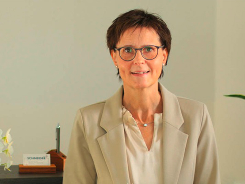 Portr&auml;t von Steuerberaterin Melanie Schneider-Knebel in ihrem B&uuml;ro in Niederzissen bei einem pers&ouml;nlichen Beratungsgespr&auml;ch.