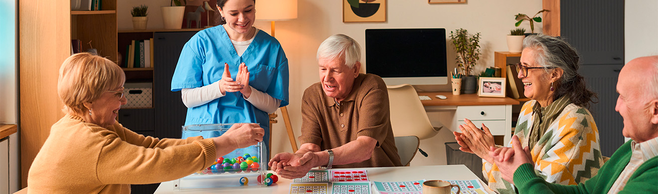 Seniorinnen und Senioren spielen gemeinsam Bingo mit einer Betreuungskraft in der Tagesbetreuung für Senioren in Bad Münstereifel.