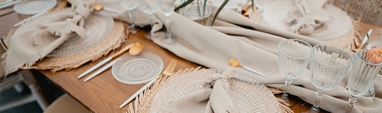 Eleganter Holztisch mit Tischdecke, Servietten, Geschirr und Besteck f&uuml;r eine stilvolle Tischdekoration in Ahrweiler.