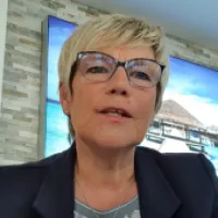 Portrait der Inhaberin Karin Knopp vom Sinziger Reisebüro in Sinzig, Ansprechpartnerin für persönliche Reiseberatung und individuelle Urlaubsplanung.