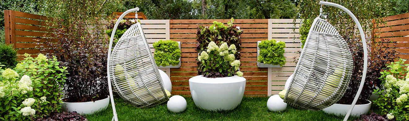 Zaunbau in Altenahr für eine abgegrenzte Gartenoase mit Sitzbereich, Grünflächen und Gestaltungsmöglichkeiten für mehr Privatsphäre.